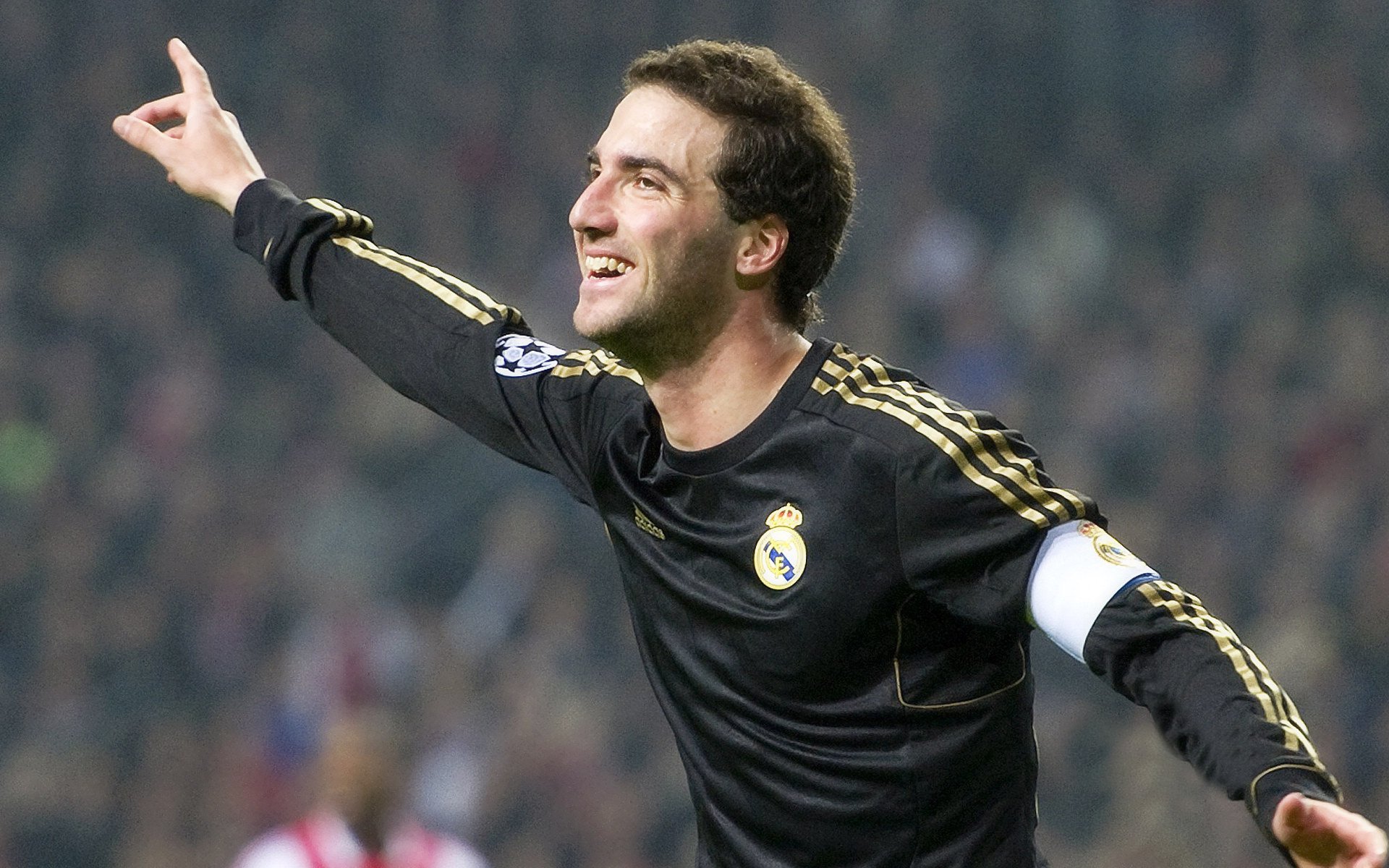 欧冠半决赛焦点战，铁血老鹰高空压制，鹈鹕折翼梦碎绿茵